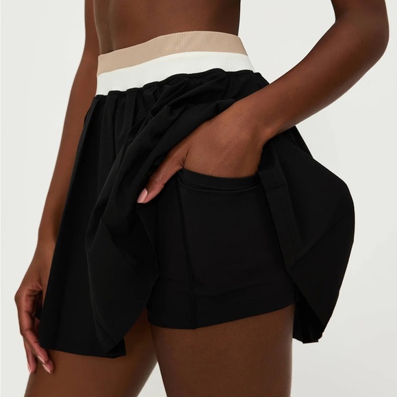 ❤️ Beach Riot Irina Skirt in Black and Sandshell Colorblock - Picture 5 of 11